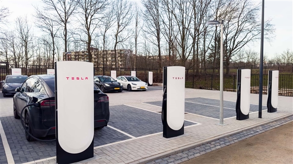 博主实测特斯拉V4超充桩:Model Y最大充电功率185kW 电费堪比油价