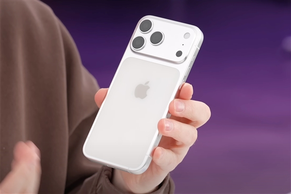 iPhone 17 Pro真机现身街头:外观大曝光