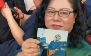 王伟遗孀带着王伟照片现场观礼：81192 歼20S你看到了吗