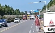 终于遇到对手了！当无人车遇到公路晒粮：大妈一肚子气却无可奈何