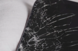 苹果iPhone 17 Pro和iPhone Air不抗摔：跌落仍易碎屏