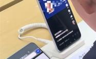 手机店内小孩哥用通缉令上证件号认证游戏 官方提醒：不要效仿 可能会被拘留