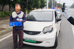 燃油机动车上悬挂“电D”老头乐号牌 一查还是无证驾驶