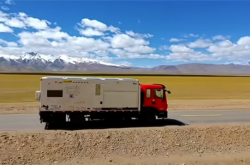 自学电焊木工电工 男子花近30万自制重卡房车出游