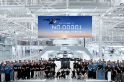 全球首家！小鹏飞行汽车量产工厂试产 首台“陆地航母”飞行器下线