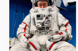 吴京晒《流浪地球3》片场照片：身穿航天服 直呼生无可恋3