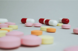 男子喉咙痛吃抗生素致真菌感染 医生：抗生素不是万能药