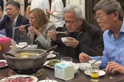 黄仁勋年内第四度造访中国台湾 打卡牛肉火锅店 边吃边卖萌