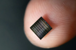 新突破！全球首款人工神经元1M1T1R问世