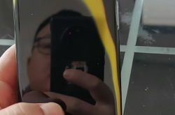 华为Mate 30 RS保时捷被火烧到面目全非：还能充电玩游戏