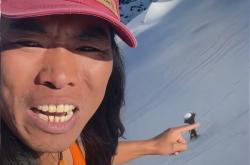 硬核博主只穿背心爬雪山：在海拔6000米处发现雪莲花