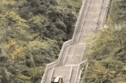 奇瑞复刻路虎攀爬天门山天梯 结果溜车撞断护栏！景区回应：游客暂时上不了天梯