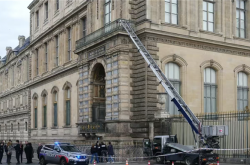 卢浮宫大劫案现场作案嫌疑人全部落网：但被盗珠宝一件也没找到