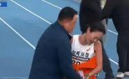 韩国男教练为女运动员裹毛毯引网友争议 女方皱眉推开：太邪恶了