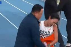 韩国男教练为女运动员裹毛毯引网友争议 女方皱眉推开：太邪恶了