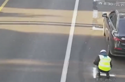 男子为路边停车方便自己画了个车位：被罚4200元