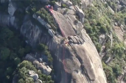 男子悬崖坠落200米被树救下 利用周边树枝烤火取暖 26小时后获救