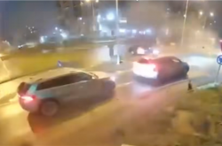 罗马尼亚版《速度与激情》！一辆奔驰失控高速起飞 飞跃两辆汽车