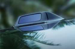 网约车司机接单后开自动驾驶看视频：开30万的车 不想服务穷人