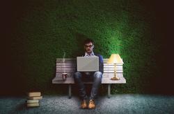 年轻人用AI都做什么：查询和写作业最常见、女性多寻求建议