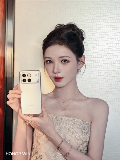 张予曦晒出荣耀WIN 网友：人美 机器也美