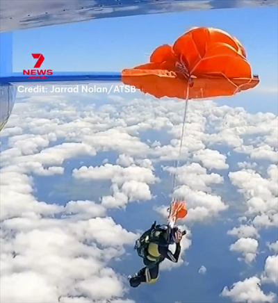 惊险！备用降落伞意外开伞 澳大利亚跳伞员被拽出机外卡在机翼上