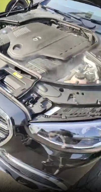 79万刚买3天的奔驰S400在街头自燃 车主要求退换车被拒