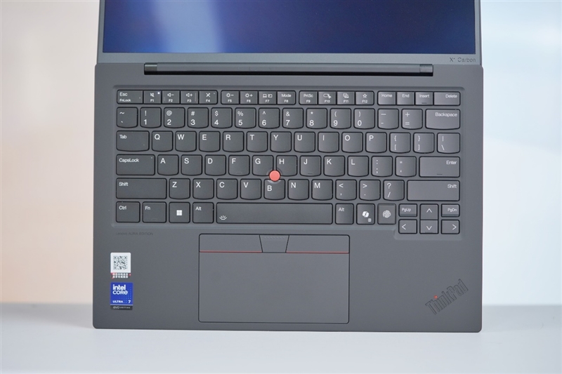 联想ThinkPad X1 Carbon Aura AI 2025评测：酷睿Ultra 200V颠覆商务本！不止能办公