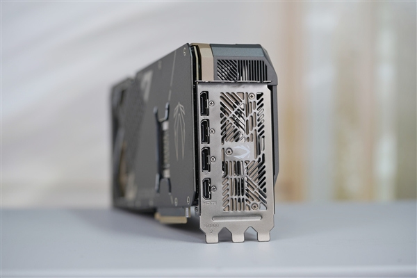 几何秩序美!索泰RTX 5080 16GB SOLID OC显卡图赏