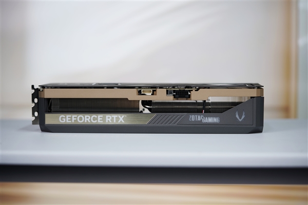 几何秩序美!索泰RTX 5080 16GB SOLID OC显卡图赏
