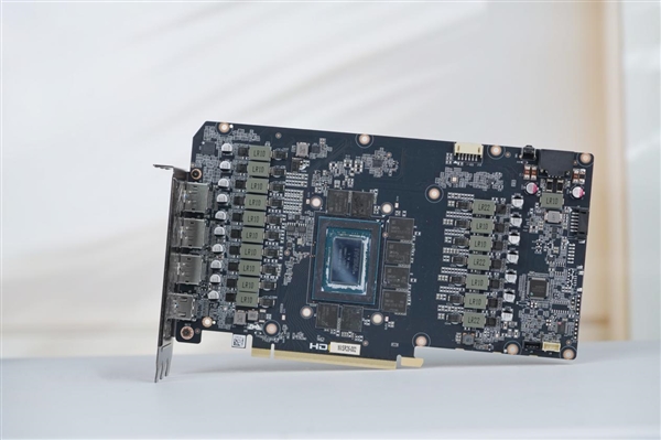几何秩序美!索泰RTX 5080 16GB SOLID OC显卡图赏
