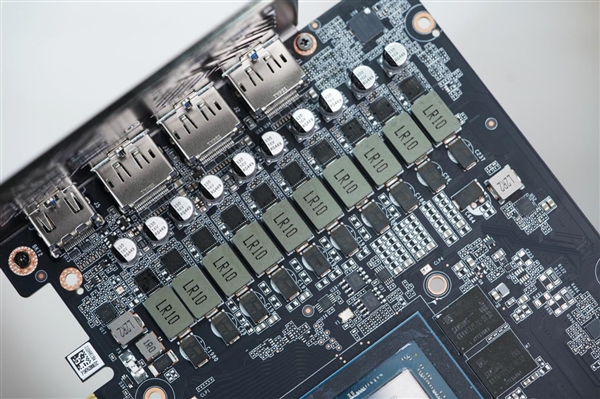 几何秩序美!索泰RTX 5080 16GB SOLID OC显卡图赏