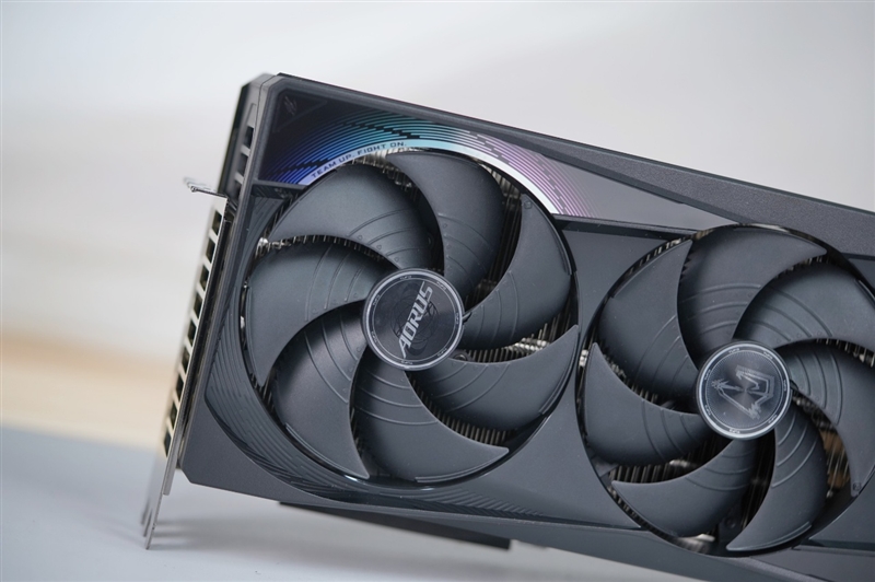 技嘉RTX 5080超级雕显卡评测：外挂风扇强化散热 四风扇烤机仅60度