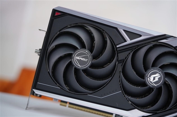 百帧游戏利器！七彩虹iGame RTX 5070 Ti Vulcan OC图赏