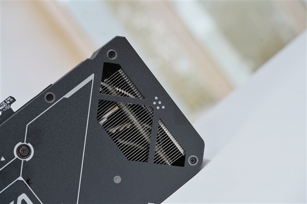 小巧双拼色!华硕RTX 5060 Ti DUAL OC 8GB显卡图赏