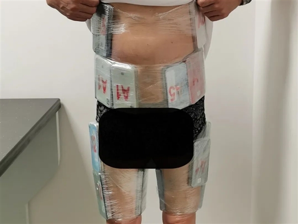 一男子身穿手机“铠甲”入境被查:全身裹满52部旧iPhone
