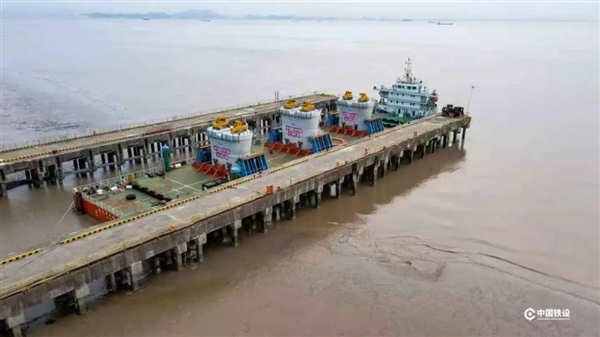 世界首例!杭州湾跨海铁路大桥“第一墩”就位