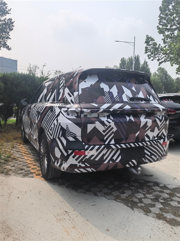 魏牌旗舰全尺寸SUV细节曝光：空悬+后轮转向 掉头丝滑非常
