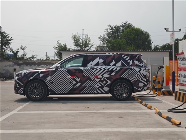 魏牌旗舰全尺寸SUV细节曝光：空悬+后轮转向 掉头丝滑非常