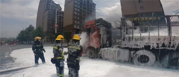 装了18吨电池 货车突然起火!灭火泡沫如同下了场大雪