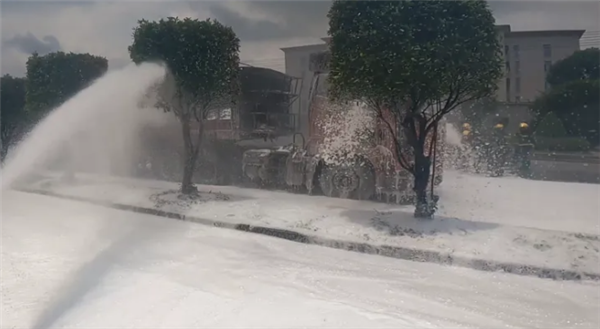 装了18吨电池 货车突然起火!灭火泡沫如同下了场大雪