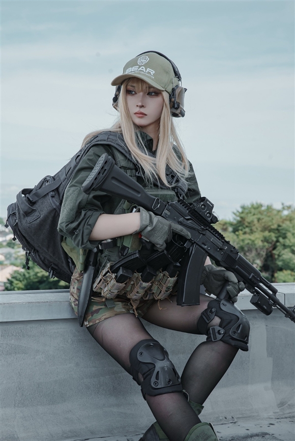 国外美女Cos《逃离塔科夫》角色:颜值高 身材超棒