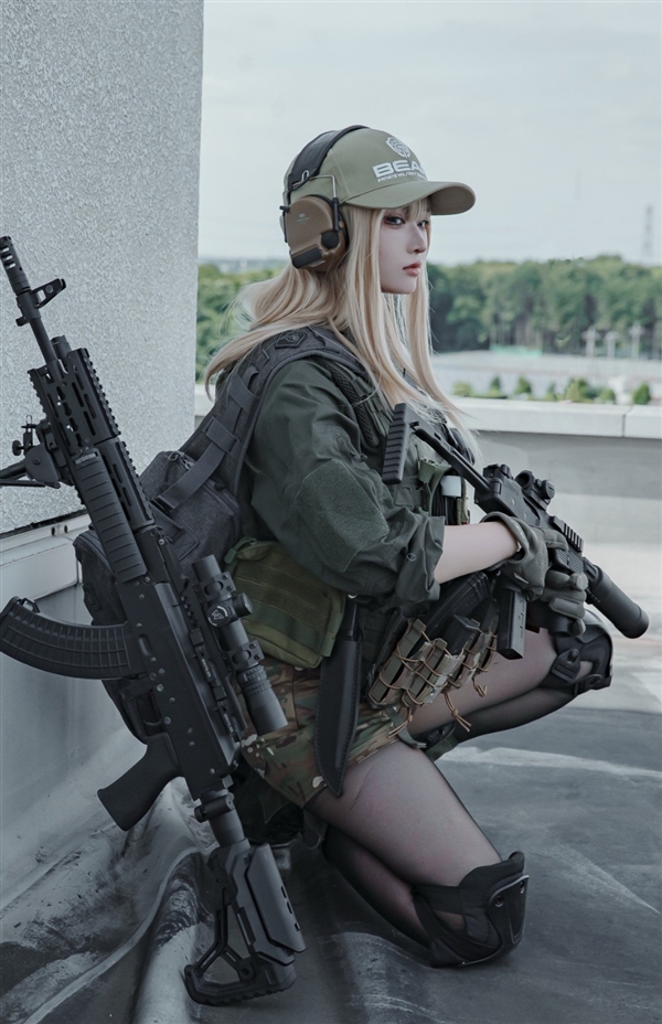 国外美女Cos《逃离塔科夫》角色:颜值高 身材超棒