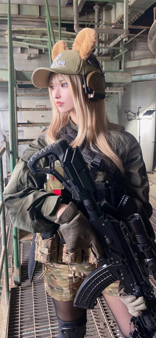 国外美女Cos《逃离塔科夫》角色:颜值高 身材超棒