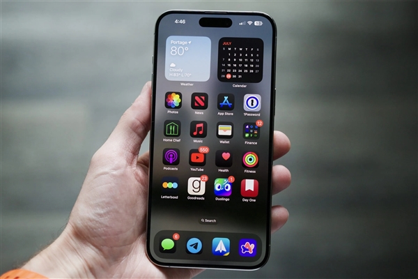 《爱情公寓》胡一菲的iPhone 18上热搜:当年的玩笑离我们越来越近了