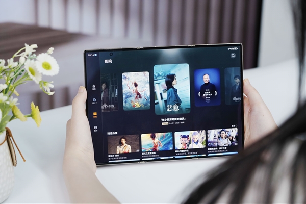 全球第2款三折叠！华为Mate XTs非凡大师图赏