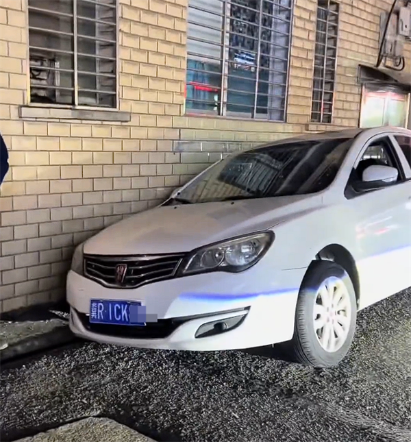 男子将车开到沟里连续三天找银行维权 网友：技术人品都有问题