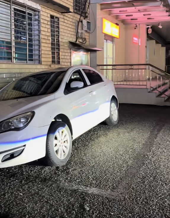 男子将车开到沟里连续三天找银行维权 网友:技术人品都有问题