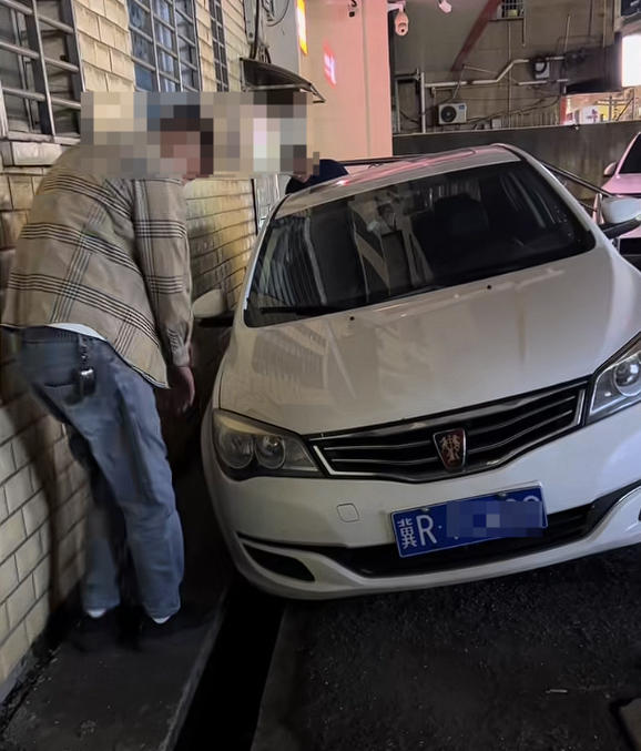 男子将车开到沟里连续三天找银行维权 网友:技术人品都有问题