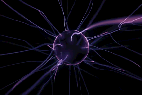 曝新加坡多地出现“球形闪电”：浑身冒紫光在路上弹跳